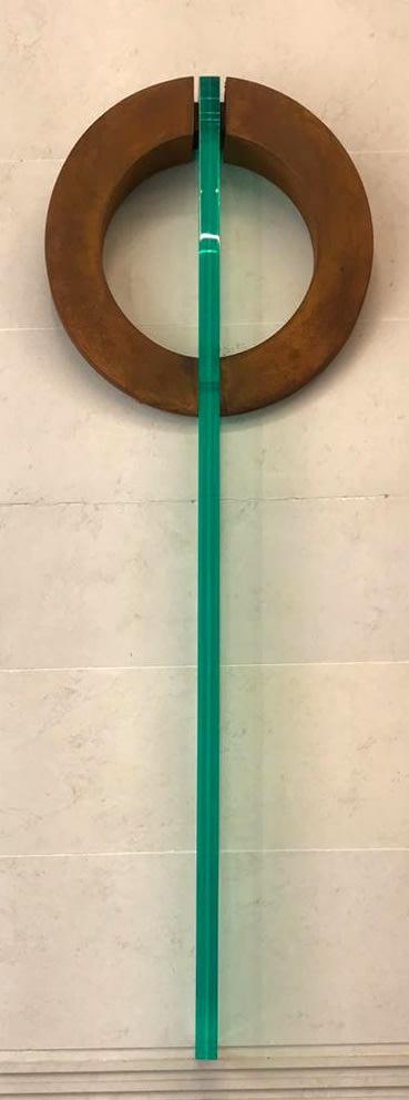 Pendulum es una escultura de un pendulo del artista Ronny Vayda