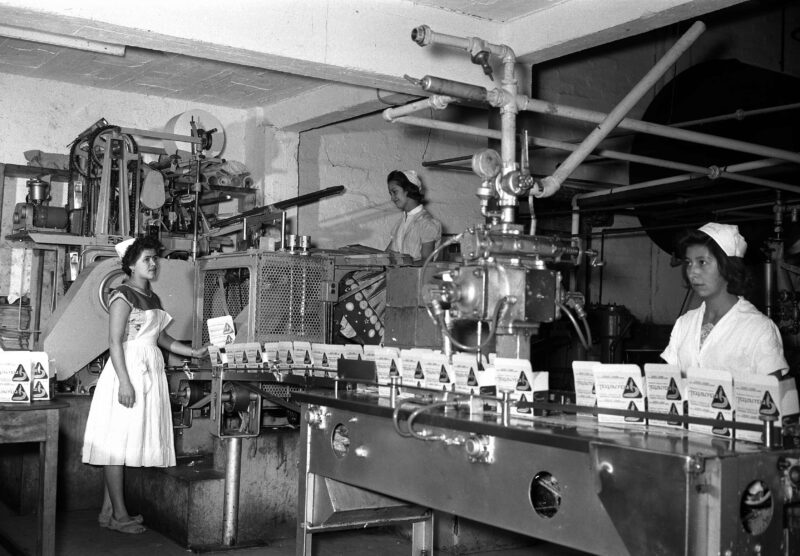 Tres mujeres trabajando en la fábrica de manteca