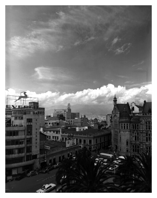 vista desde arriba de la plazuela nutibara rodeada de edificios